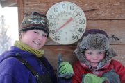 Die Familie mit den Schlittenhunden: Annika und Liv Olesen bei minus 42 Grad